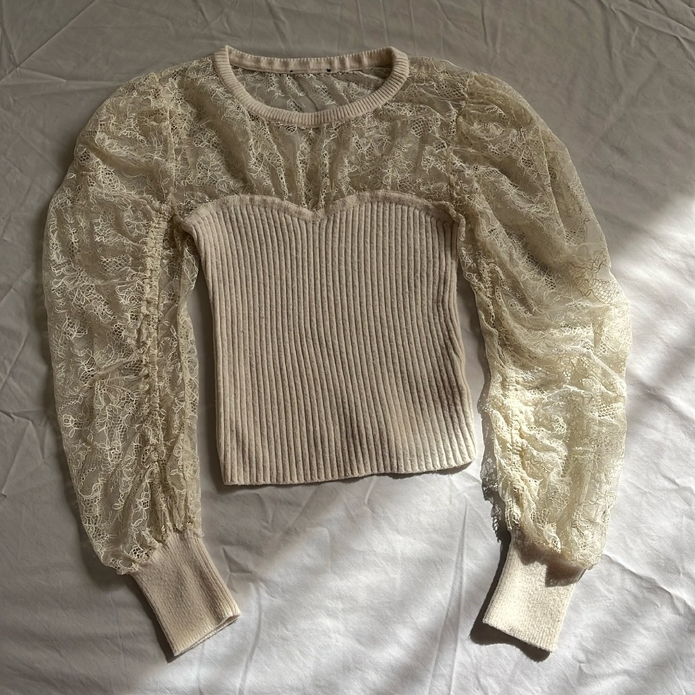 Lace sleeved knit blouse